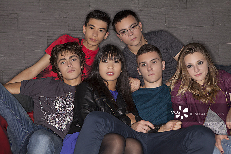 一群青少年坐在沙发上的肖像图片素材