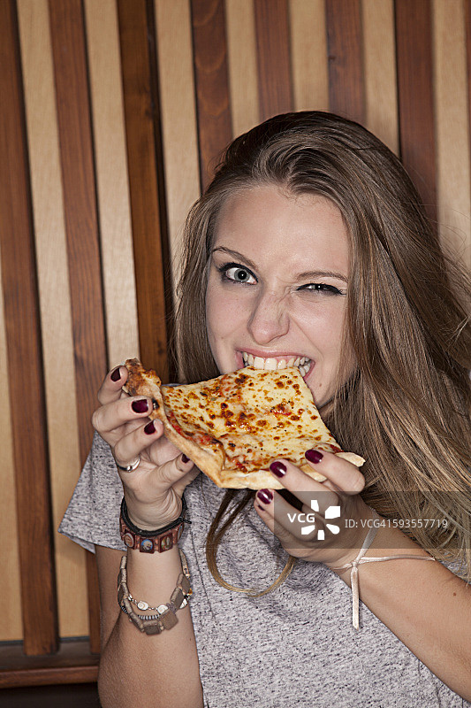 吃披萨的年轻女孩肖像图片素材