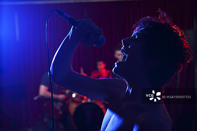 舞台上的歌手图片素材