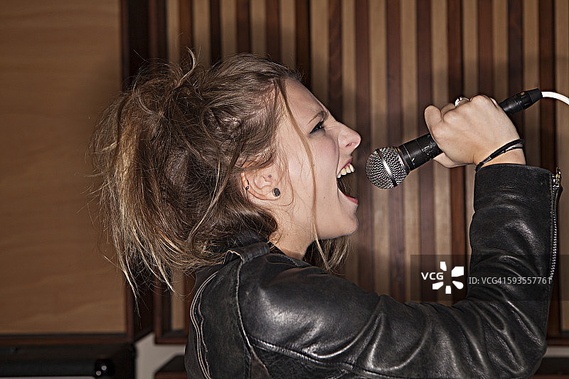 对着麦克风喊叫的女孩图片素材