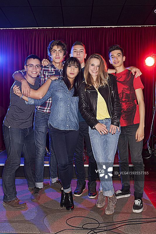 舞台上的一群朋友的合影图片素材