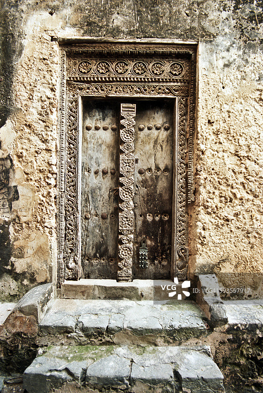 传统建筑上的雕花木门图片素材