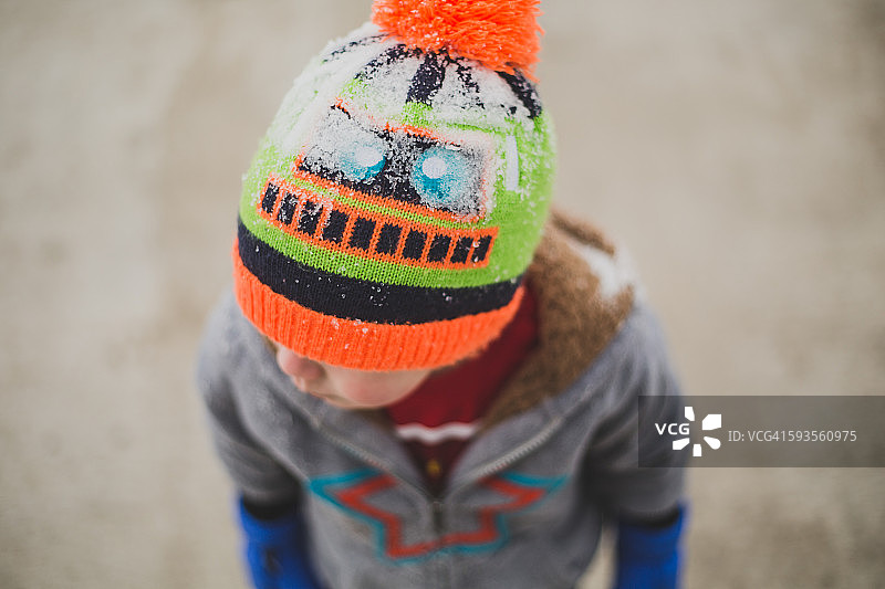 雪天里的小男孩图片素材