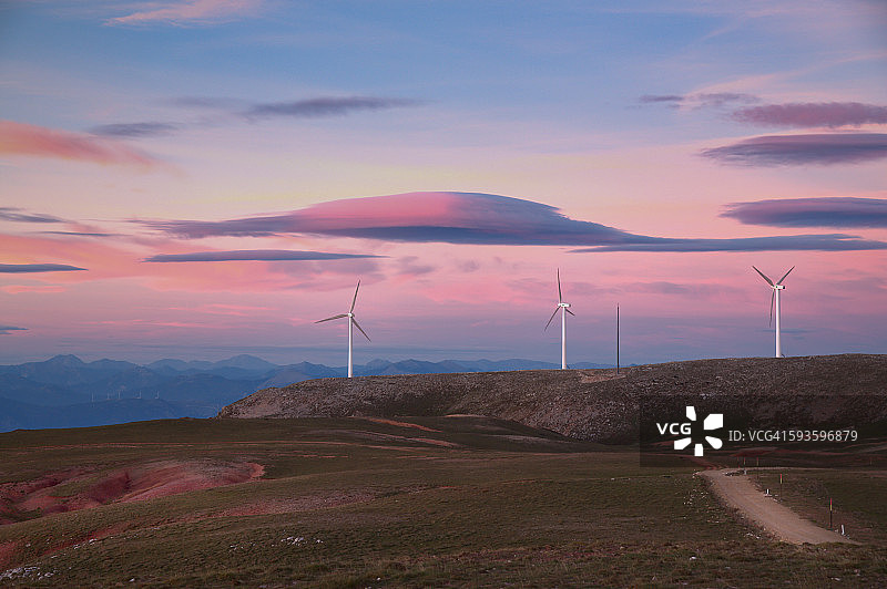 风力发电场上空的日落云彩图片素材