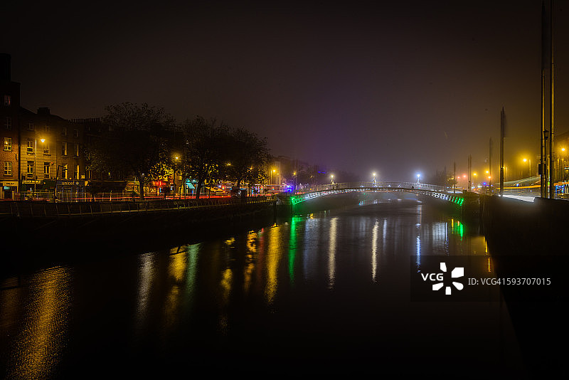 都柏林薄雾笼罩的半便士桥图片素材