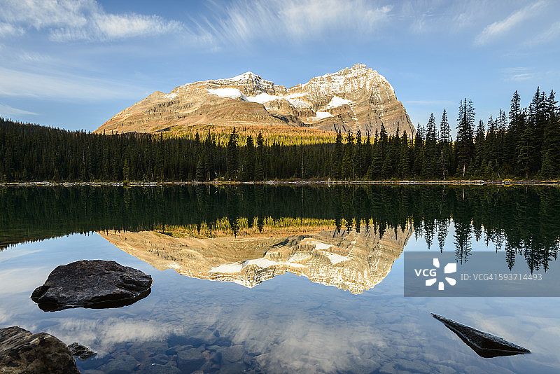 奥达雷山在奥哈拉湖中的倒影图片素材