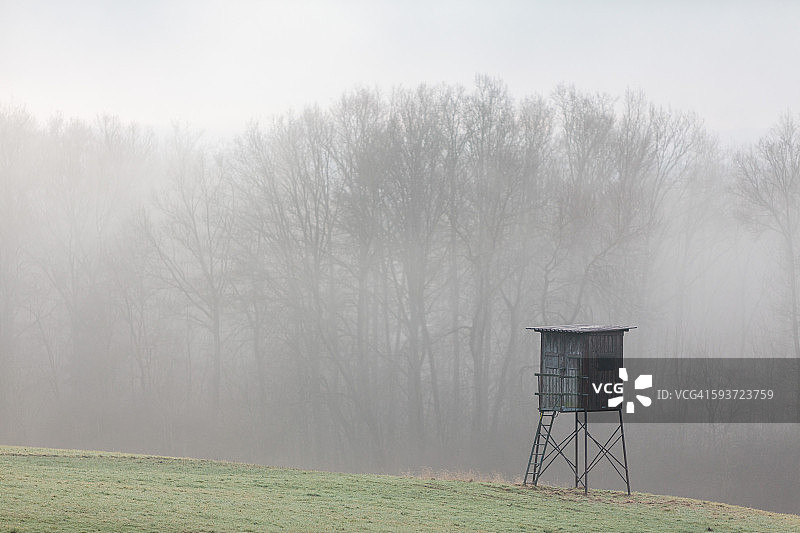 雾中的高脚狩猎小屋图片素材