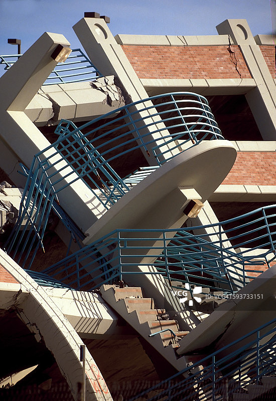 地震损坏的车库图片素材