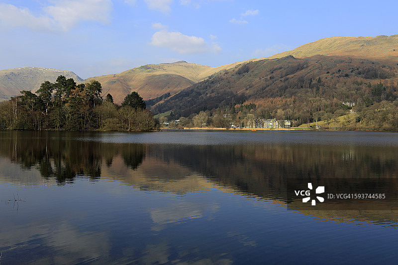 格拉斯米尔的春天倒影图片素材