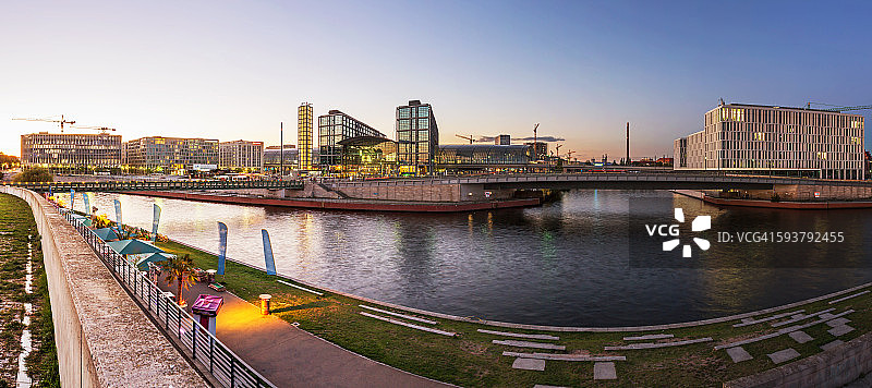 施普雷河畔的柏林天际线与火车站图片素材