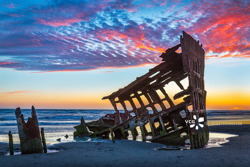 日落后的彼得·艾尔代尔号残骸图片素材