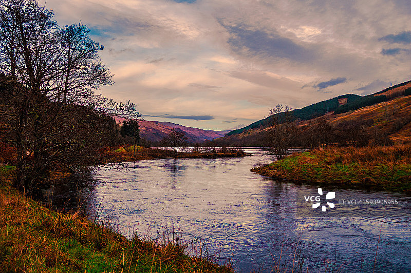 秋日色彩与风景优美的湖泊图片素材