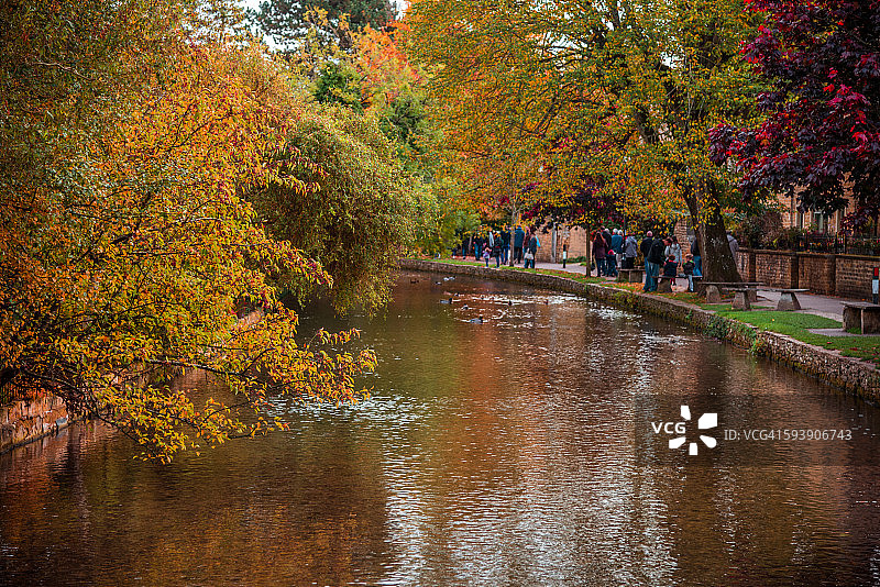 科茨沃尔德温德拉什河上的桥梁图片素材