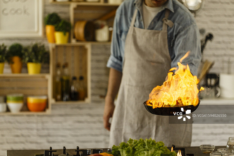 男人在厨房用火做饭图片素材