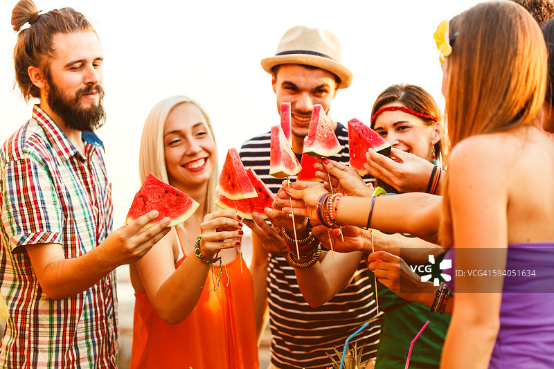 聚会中举杯庆祝的朋友们图片素材