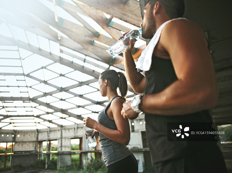 慢跑后休息的年轻运动员们图片素材