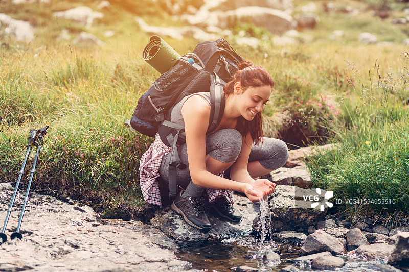 徒步旅行者享受饮水乐趣图片素材
