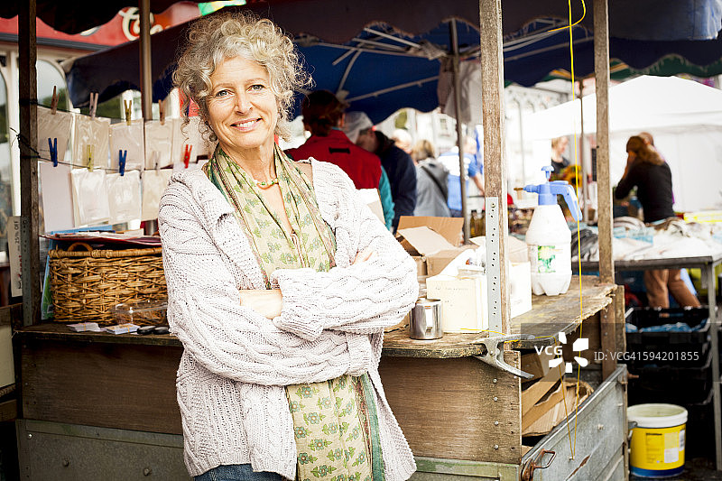在农贸市场的中年妇女图片素材