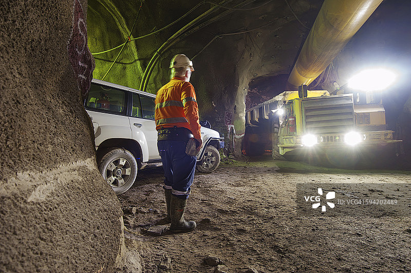 地下矿井和卡车图片素材