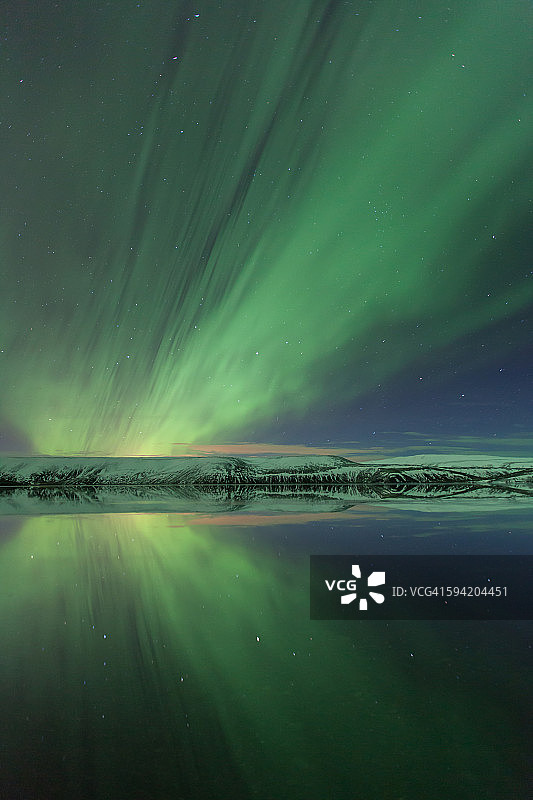 克莱法尔瓦特恩湖中北极光的倒影图片素材