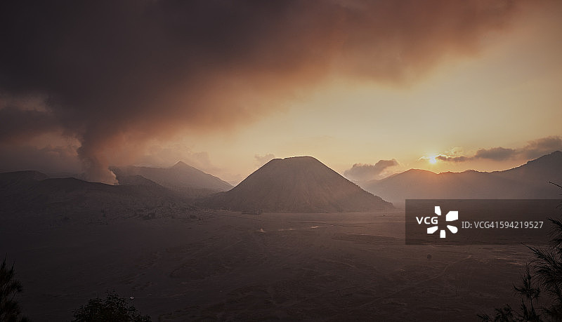 日落时分的沙海和塞梅鲁火山地区图片素材