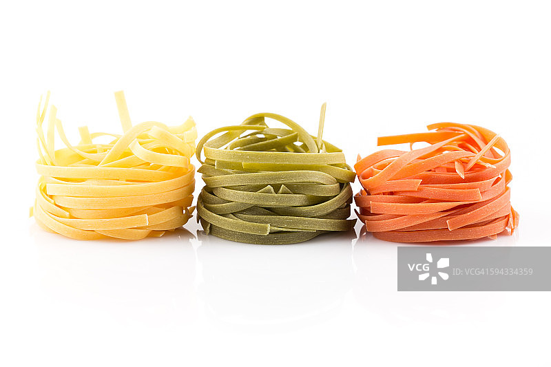 三色卷巢意大利面图片素材