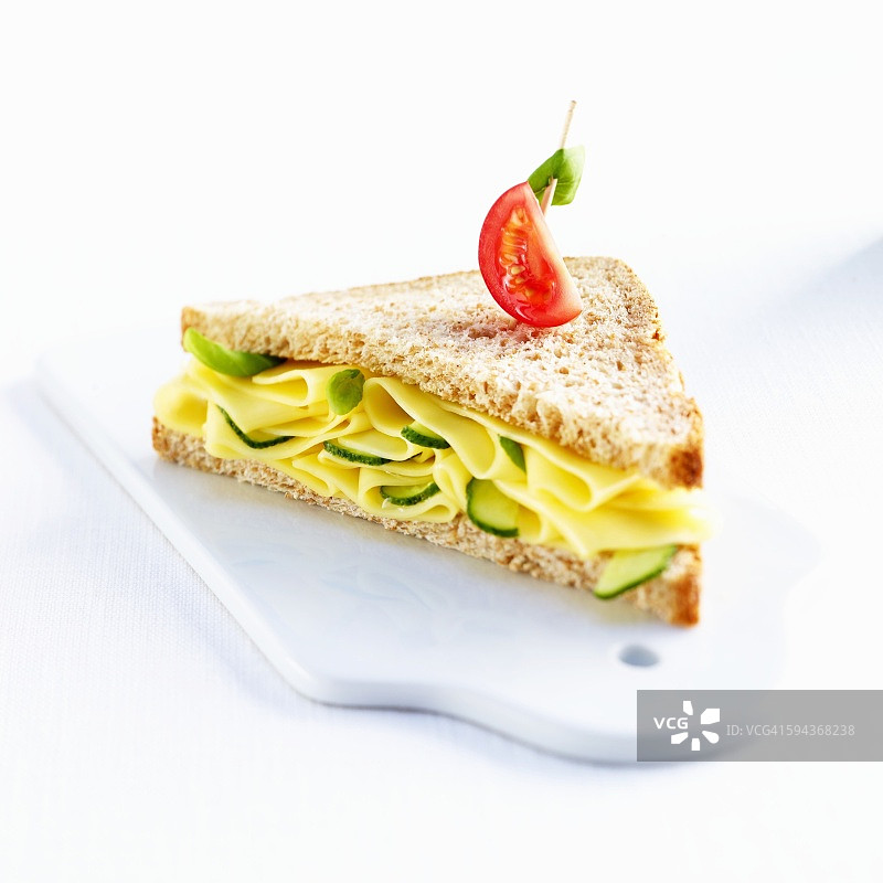 全麦面包上的奶酪和酸黄瓜三明治图片素材