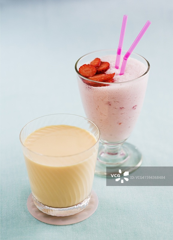 草莓奶昔和桃子酸奶饮品图片素材