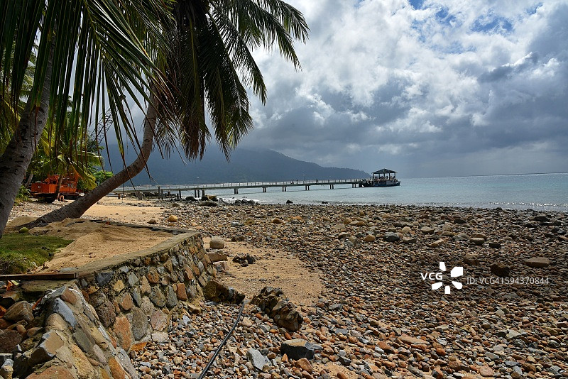 马来西亚刁曼岛鹅卵石海滩图片素材