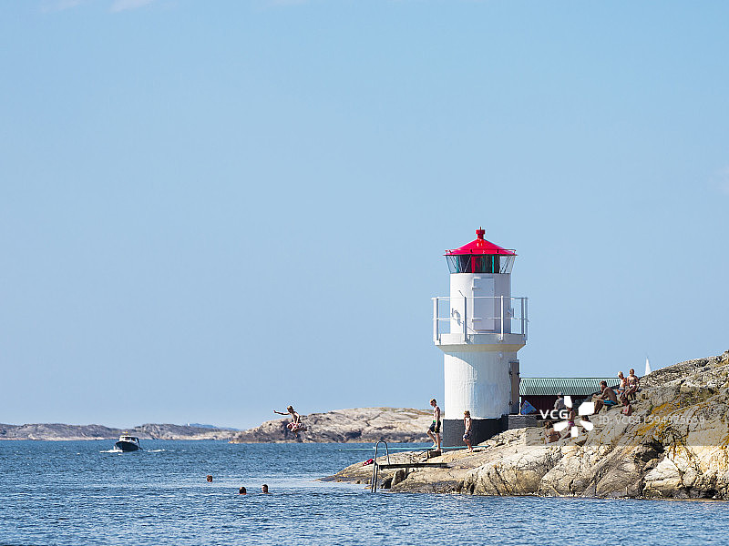 岩石海岸上的灯塔图片素材