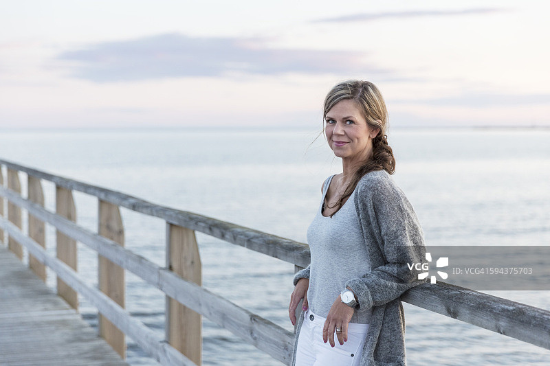 在海边看镜头的女人图片素材