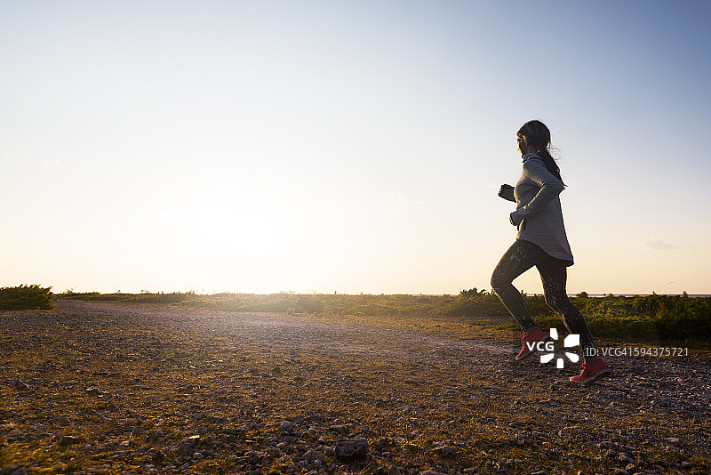在傍晚跑步的女人图片素材