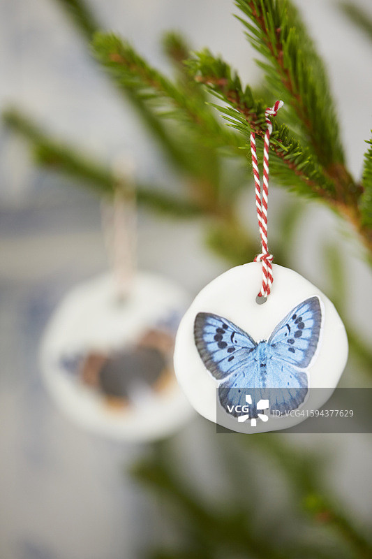 圣诞树上的装饰品图片素材