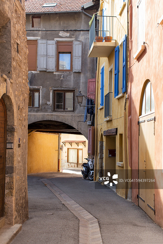 法国阿尔卑斯山埃姆布伦的狭窄街道图片素材