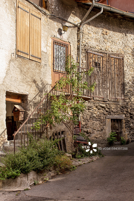 法国阿尔卑斯山埃姆布伦的狭窄街道图片素材