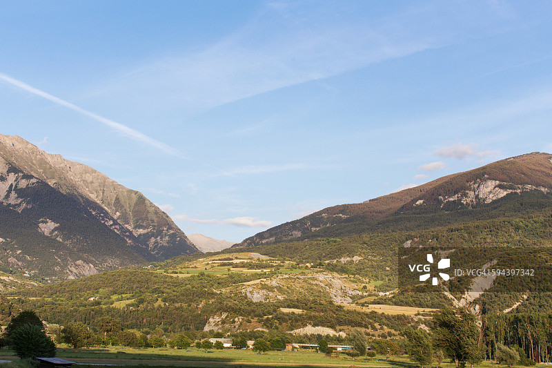 从法国昂布伦看到的法国阿尔卑斯山图片素材