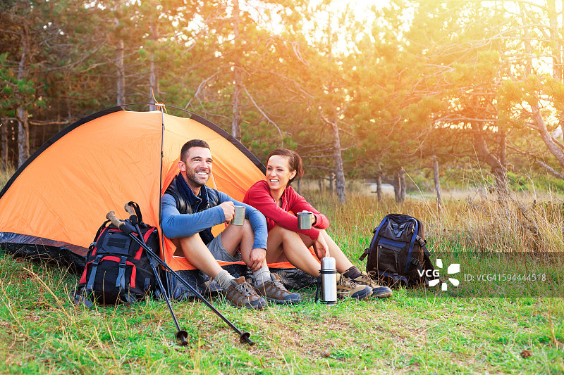 年轻夫妇喝咖啡休息图片素材
