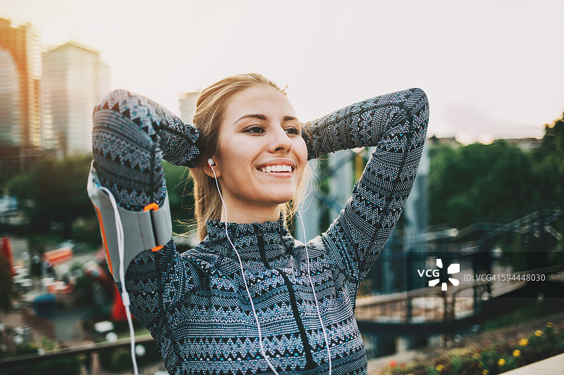 在城市环境中的女运动员图片素材