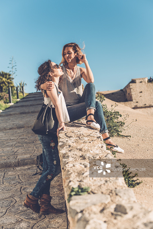 情侣欣赏美景图片素材