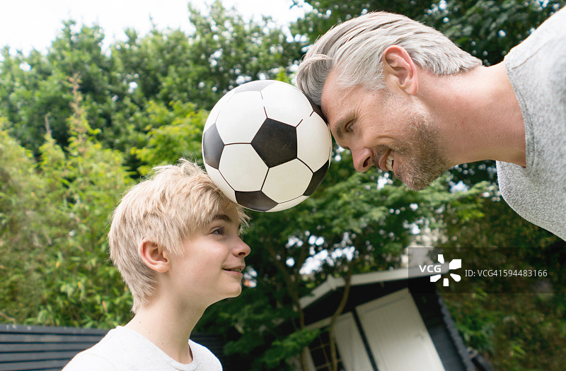 父子踢足球图片素材