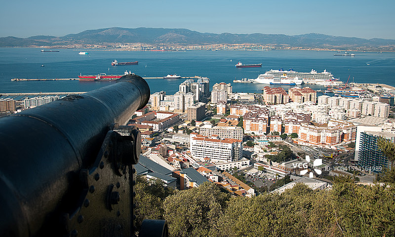 从岩石上眺望直布罗陀城市和海湾图片素材