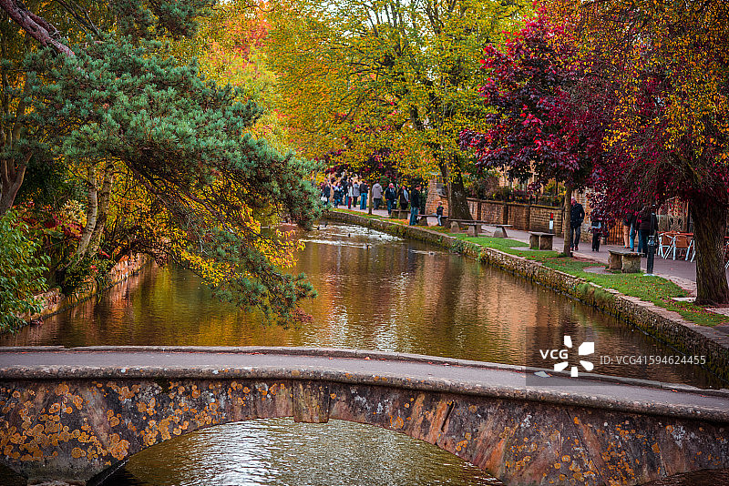 科茨沃尔德温德拉什河上的桥梁图片素材