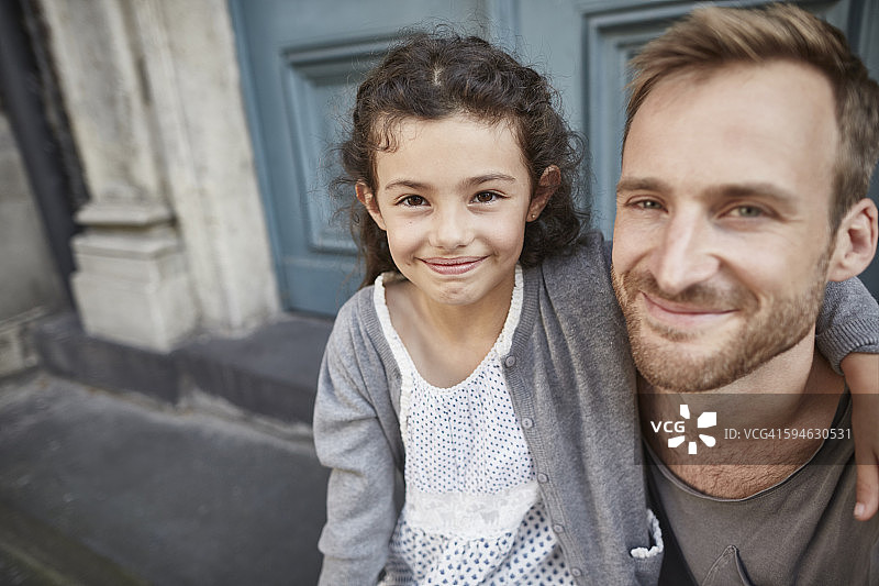微笑的父亲和女儿在户外的肖像图片素材