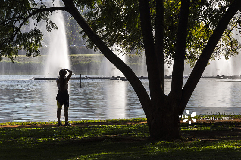 伊比拉布埃拉公园中的女子剪影图片素材