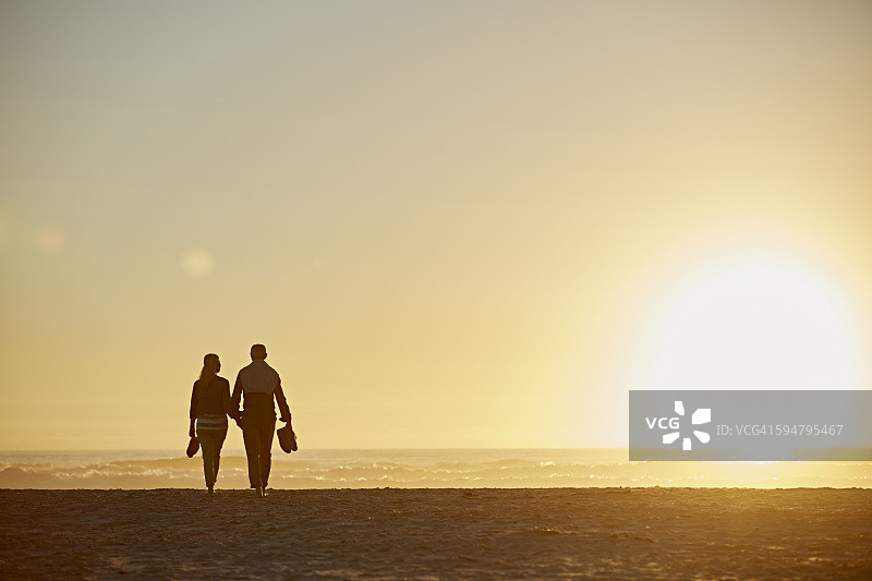 老年夫妇在海滩上散步图片素材