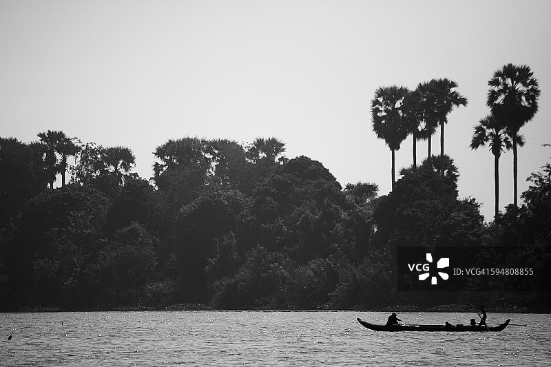 在柬埔寨洞里萨河上钓鱼图片素材