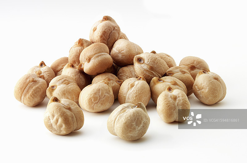 白色背景上成堆的干鹰嘴豆图片素材