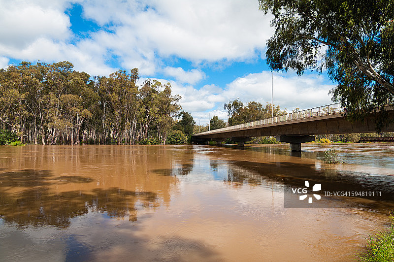 澳大利亚托科姆瓦尔洪水中的默里河图片素材