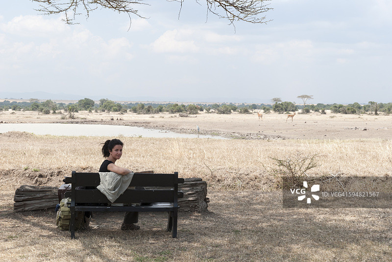 年轻女人在野生动物园旅馆观赏动物图片素材