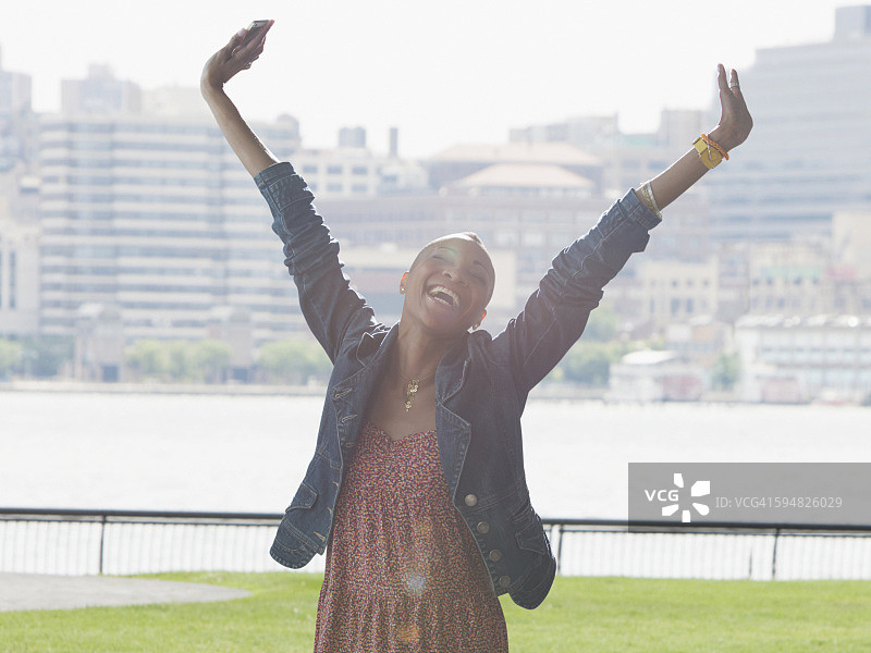 在城市场地欢呼的黑人妇女图片素材